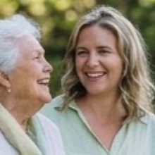 Signora anziana e accompagnatrice felici insieme